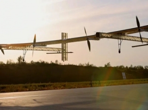 “启明星50”大型太阳能无人机首飞成功
